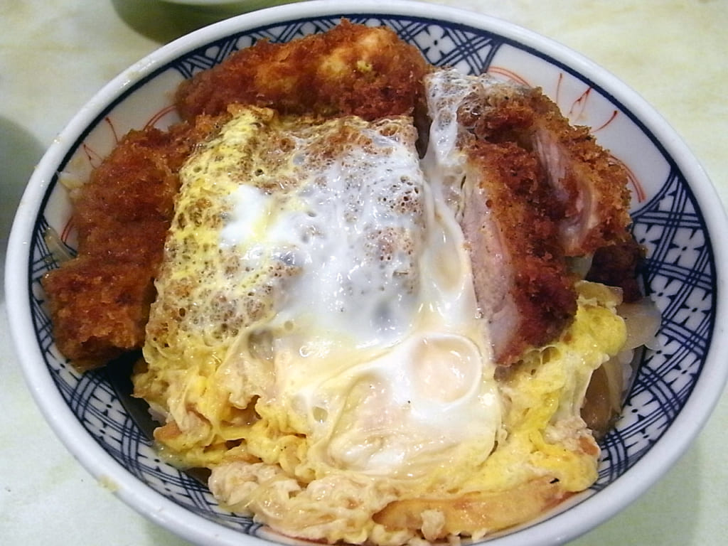 カツ丼を頼むと一般的には卵とじが・・・