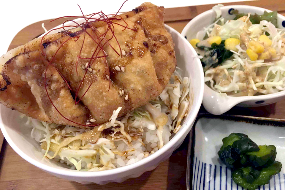 アレンジメニューの津ぎょうざ丼