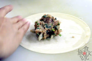 直径15センチの皮であんを包む