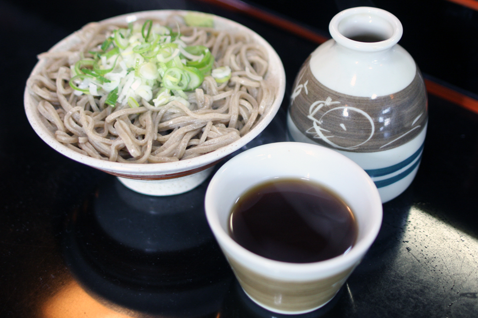 丼にそばを盛って食べていた