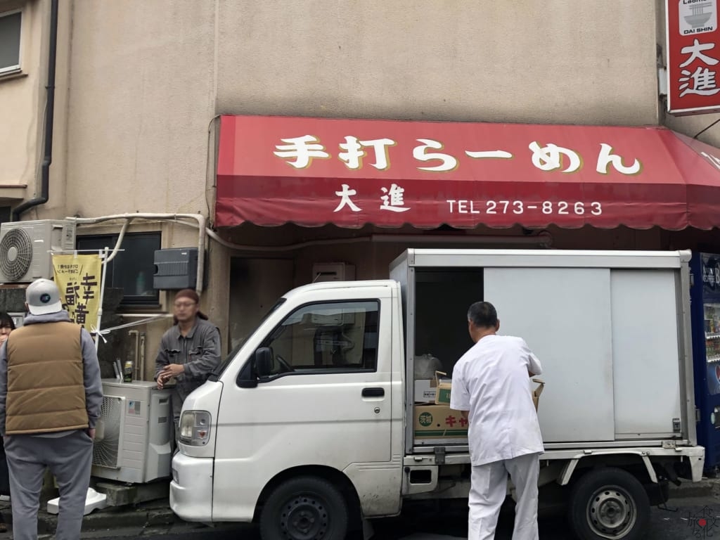 製麺を終え、川崎さんが店に来る頃にはすでに行列ができている