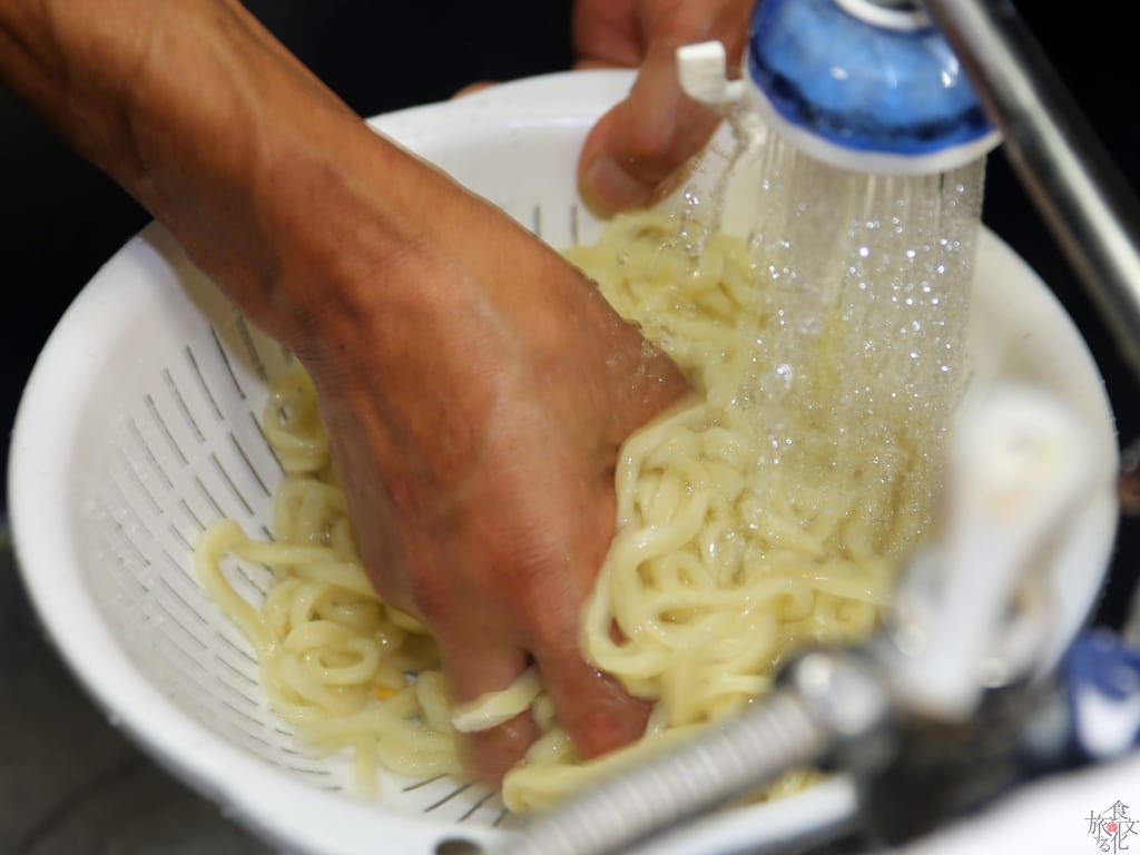 ゆであがった麺を冷水でシメる