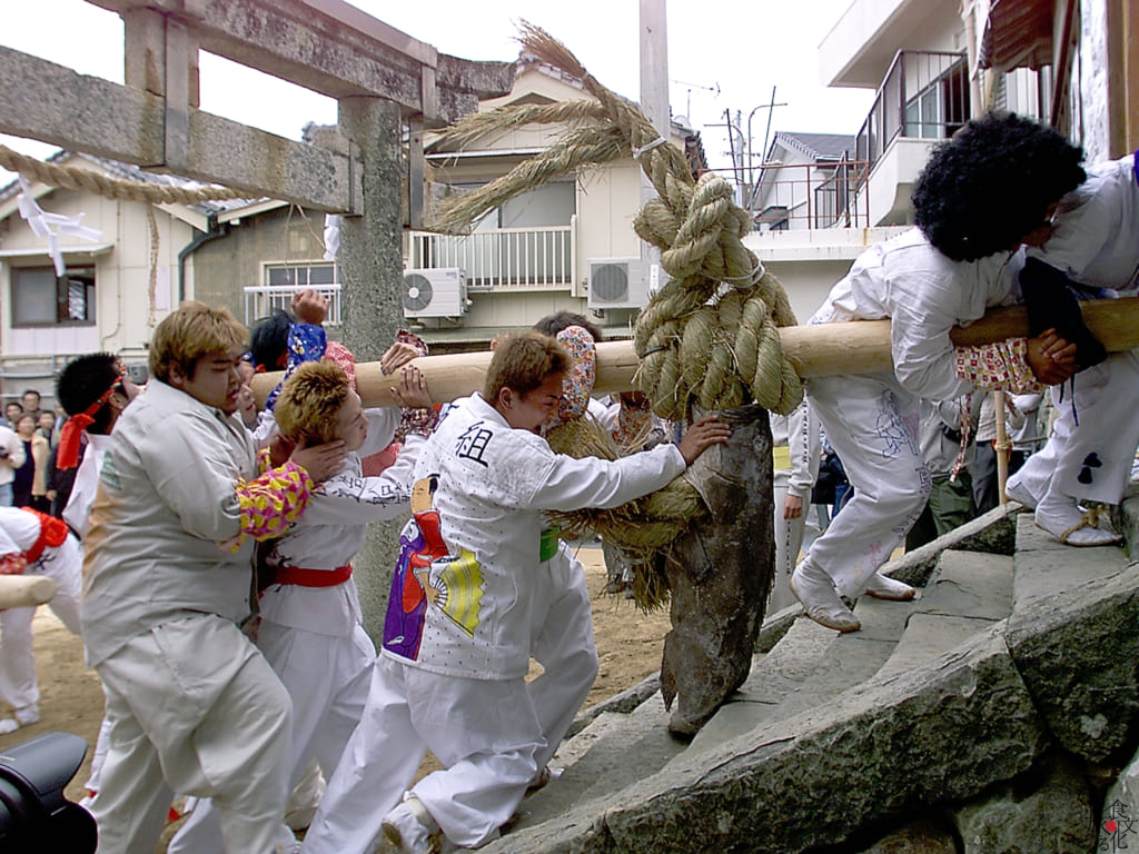 クエを神輿にして神社に奉納する