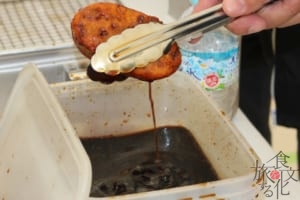 揚げたてをソースに「じゅっ」と浸す