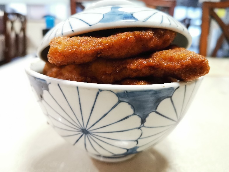 蓋の閉まらない福井のカツ丼