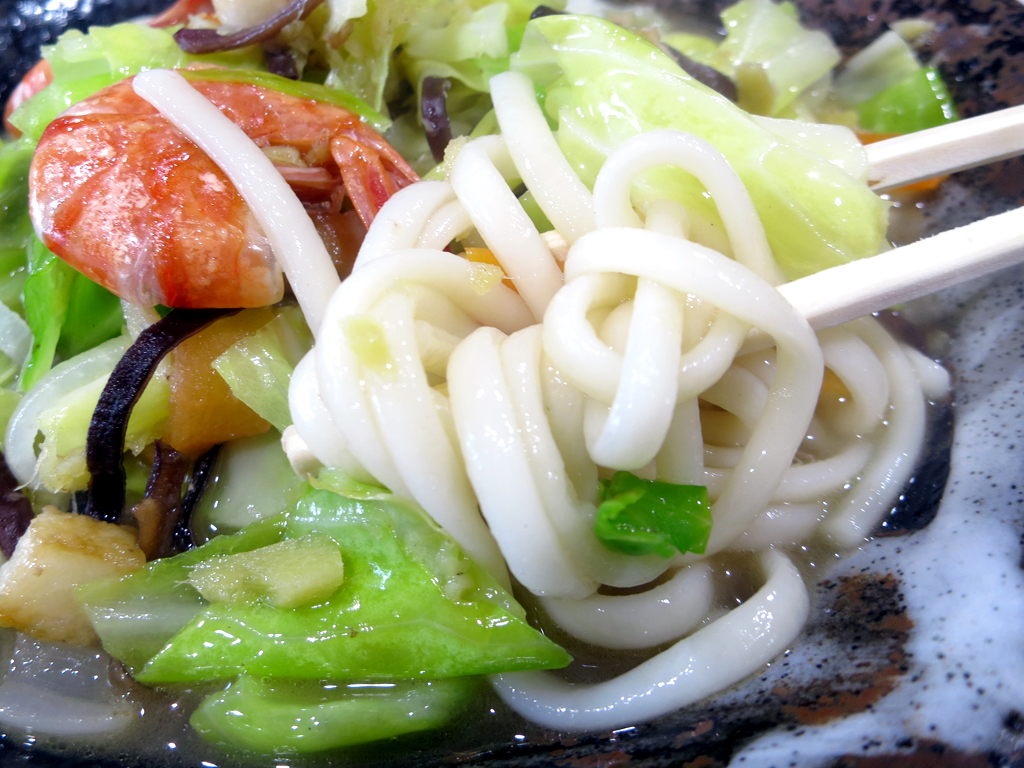 麺は中華麺ではなくうどん