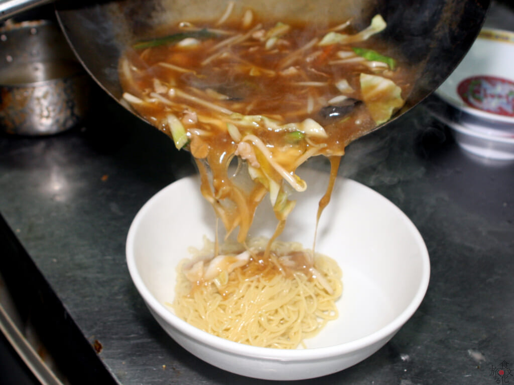 尼チャンはスープ全体にとろみを加えて麺にかける