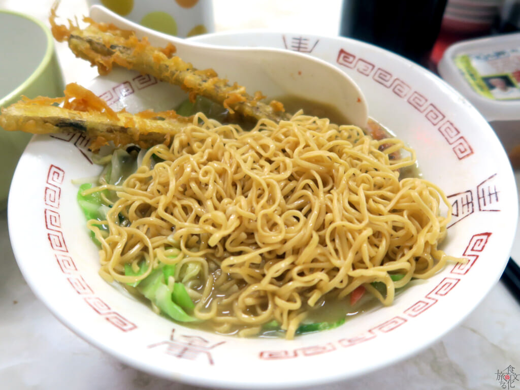 茶色い蒸し麺は福岡県らしく替え玉も可能