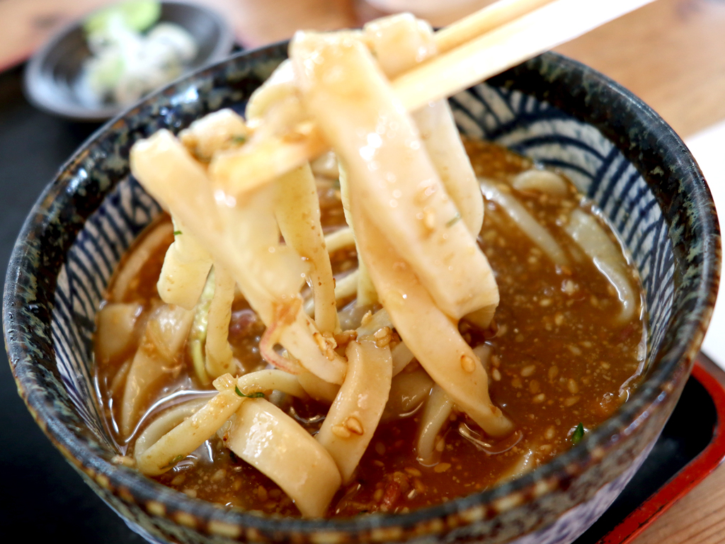 冷や汁で食べるうどんと思えば分かりやすい