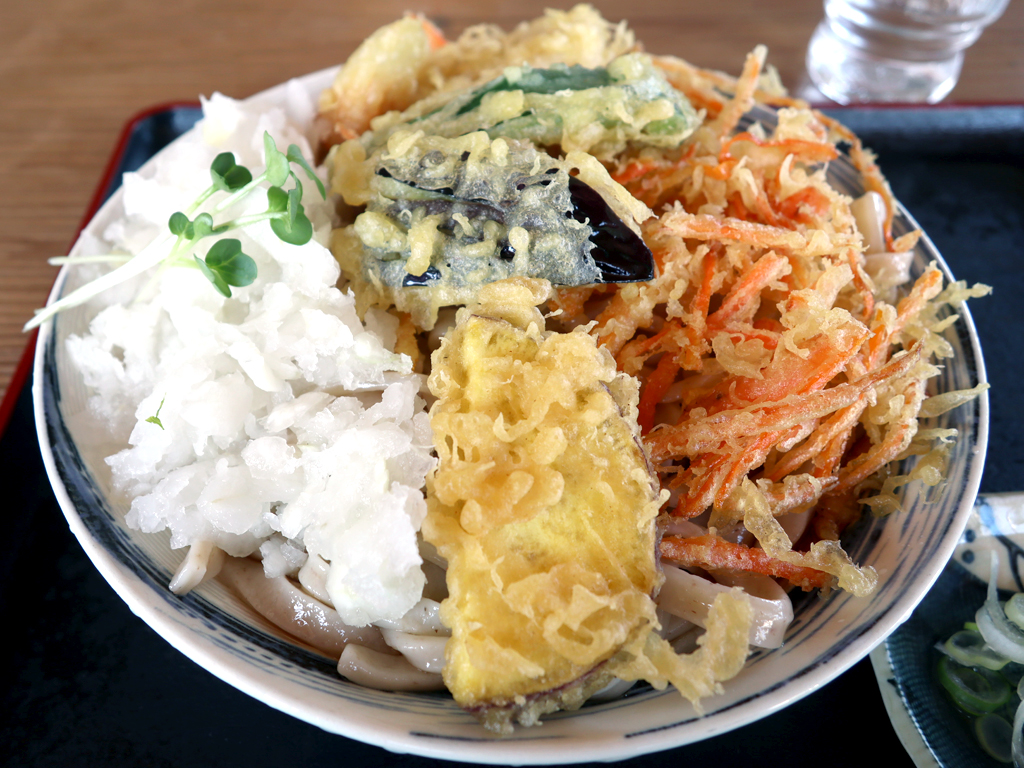 人気の冷やしたぬきうどん　このボリュームで「天ぷらうどん」ではない