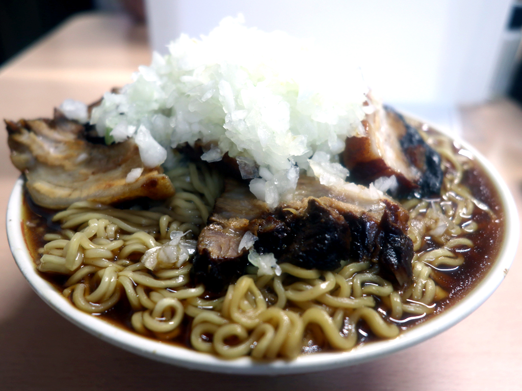 どんぶりからあふれそうな大ラーメンの麺