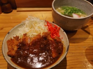 うどん店のデミカツ丼も人気