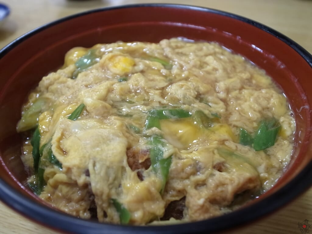 西日本のカツ丼は青ネギ入りの“かけカツ丼”