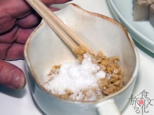納豆に砂糖を入れると猛烈に糸を引く