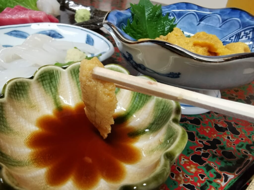 ウニをつまみに地酒で乾杯