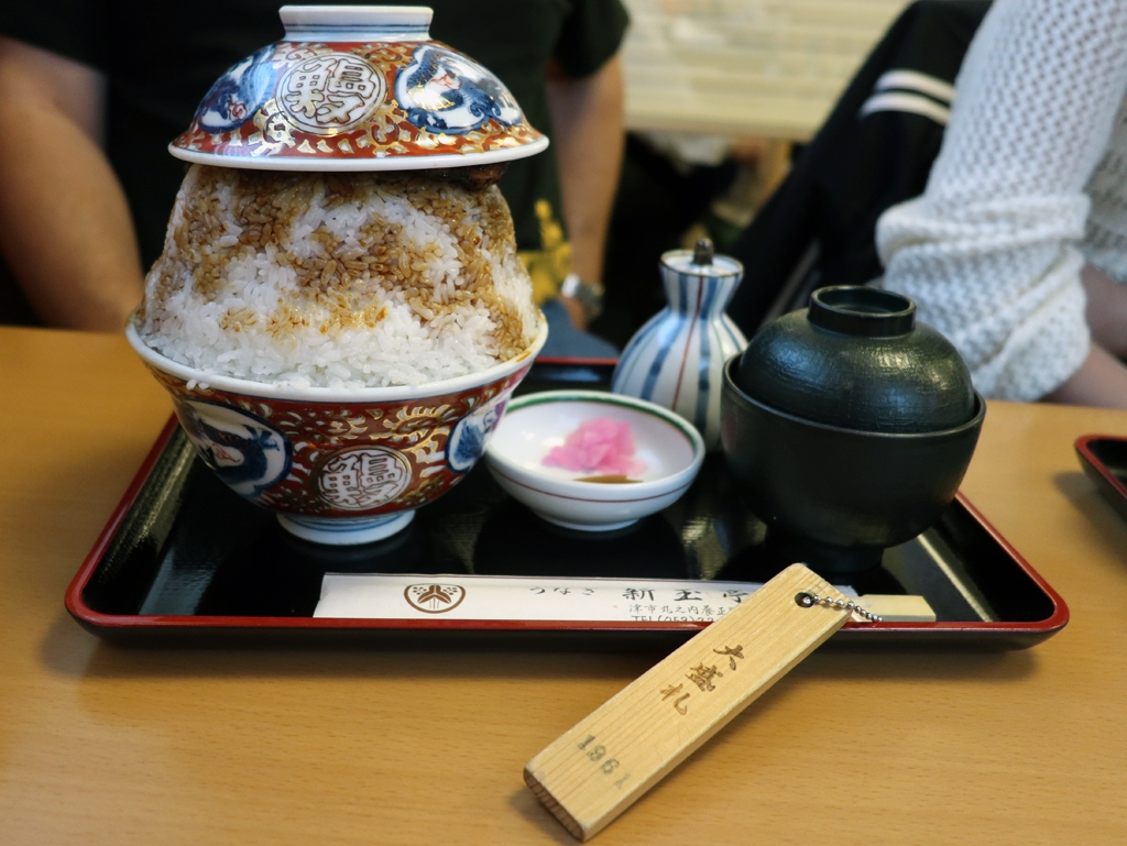 津「新玉亭」の大盛り 一度中盛りを食べ切り手前の大盛札を取得してからでないと注文できない