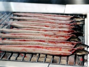 蒸さずに頭付きのまま炭火で焼く地焼き
