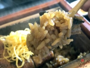 鰻のうまみをたっぷりと吸い込んだ黒いご飯