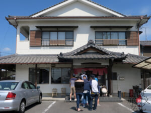「マルナカ」には早朝から行列ができる