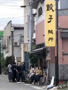 開店前から行列ができる「照井」の飯坂本店