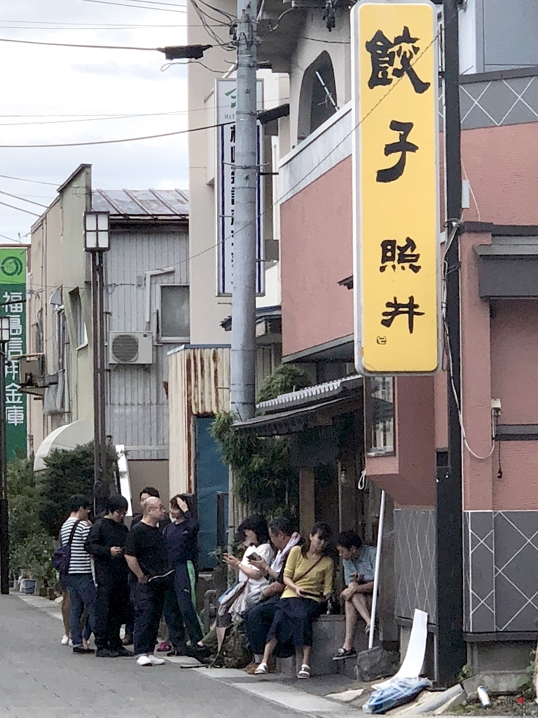 開店前から行列ができる「照井」の飯坂本店