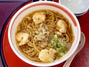 小海老の天ぷらがのった「蔵よし」の黒石つゆやきそば