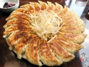 フライパンで餃子を焼き、中央にモヤシを盛る浜松餃子