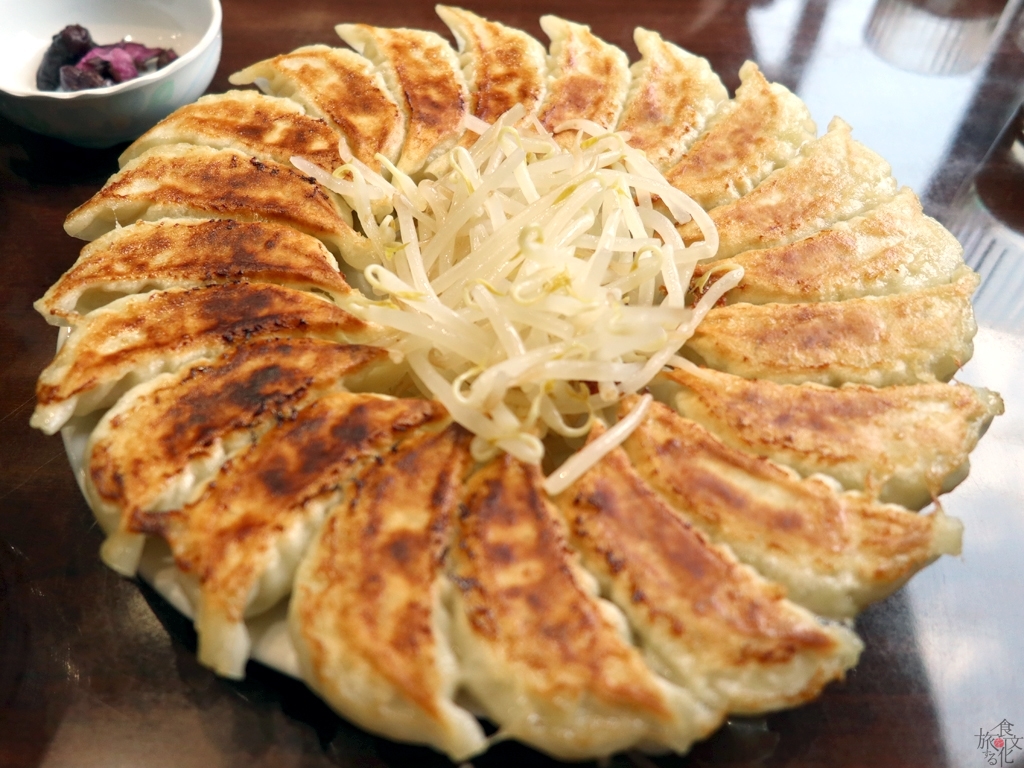 フライパンで餃子を焼き、中央にモヤシを盛る浜松餃子