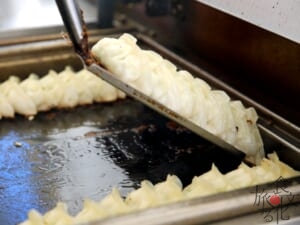 一直線に餃子を焼く餃子焼き器