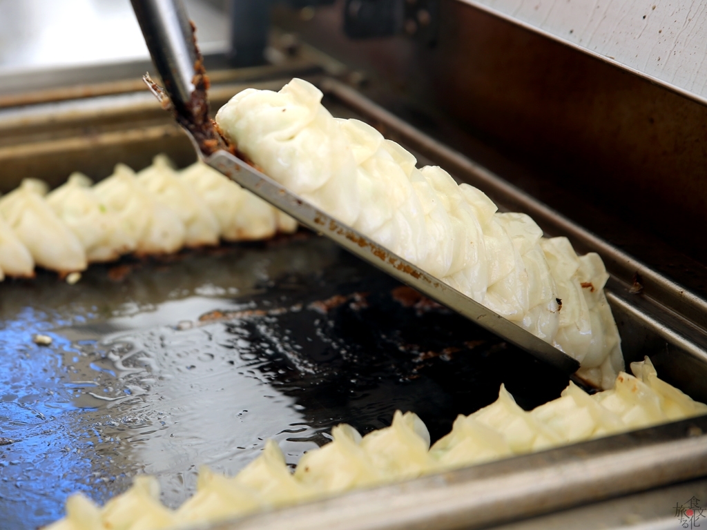 一直線に餃子を焼く餃子焼き器