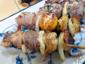 様々な部位の鶏もつをひと串にした美唄やきとり