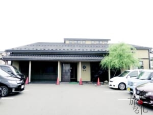 人気店の「清吉そばや」は駐車場も満杯