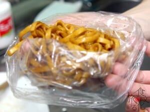 ビニール袋で黒石やきそばをお持ち帰り