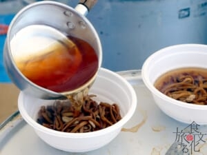 やきそばに和風のつゆをかける