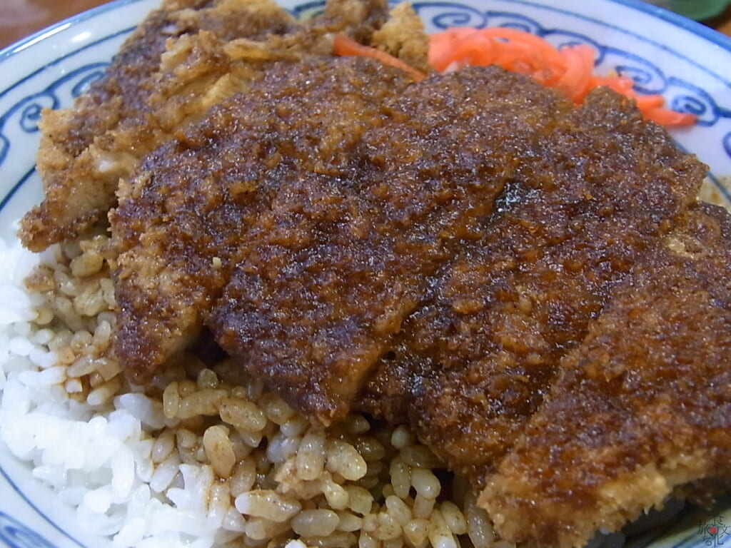 ソースベースのカレー風味カツ丼