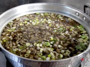 香りづけの野菜を加えさらに煮込む