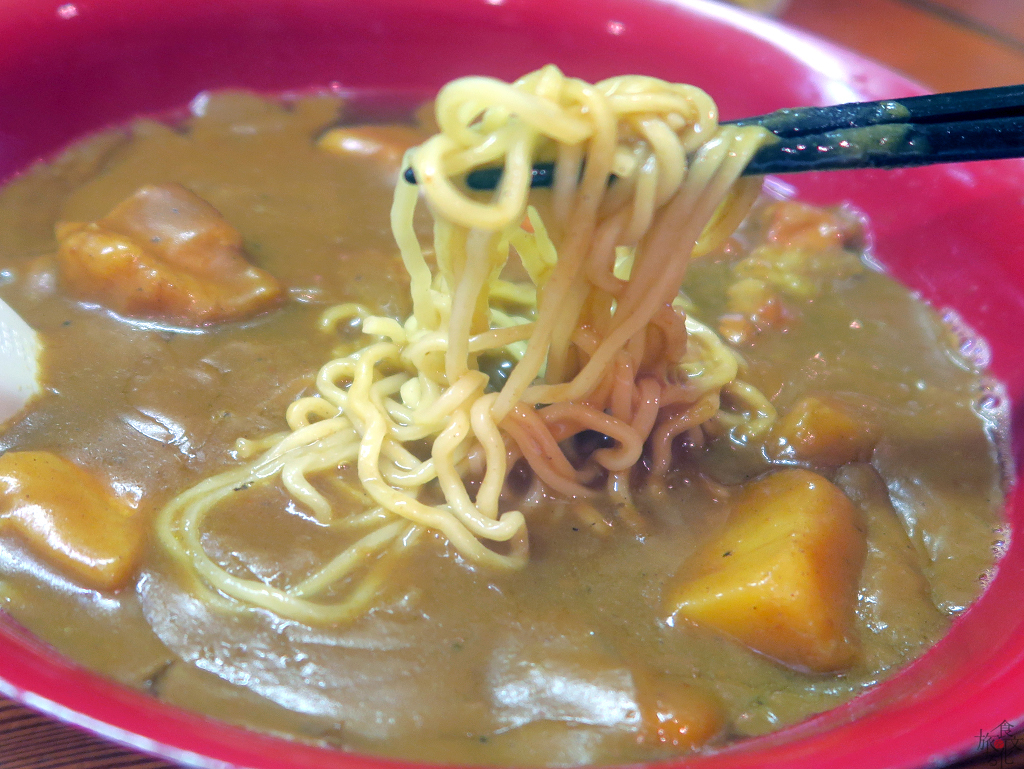 カレーがラーメンを覆い尽くす