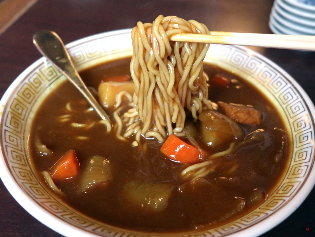 スープはサラサラではなく麺にからむ程度の粘りがある