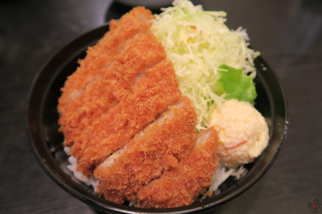 カツ丼なのにポテサラが載る