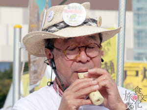 イワミノフ・アナミール・アゾースキー氏は、とうふちくわで作った「とうふるーと」で美しいメロディーを奏でる