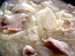 大ぶりの豆腐、たっぷりのタマネギが特徴