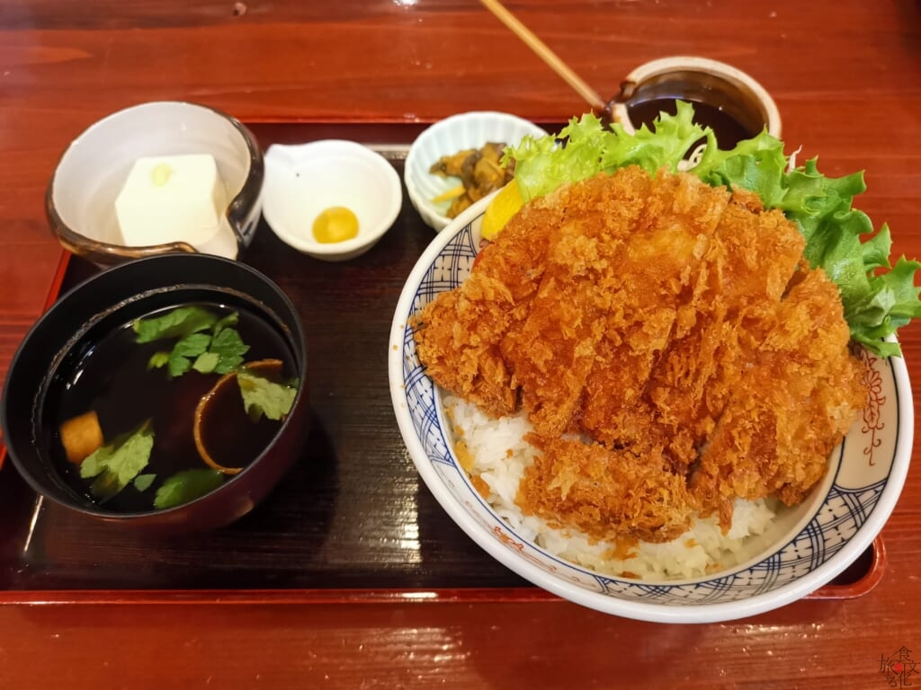 とんかつソースで頂く奥藤の甲府カツ丼