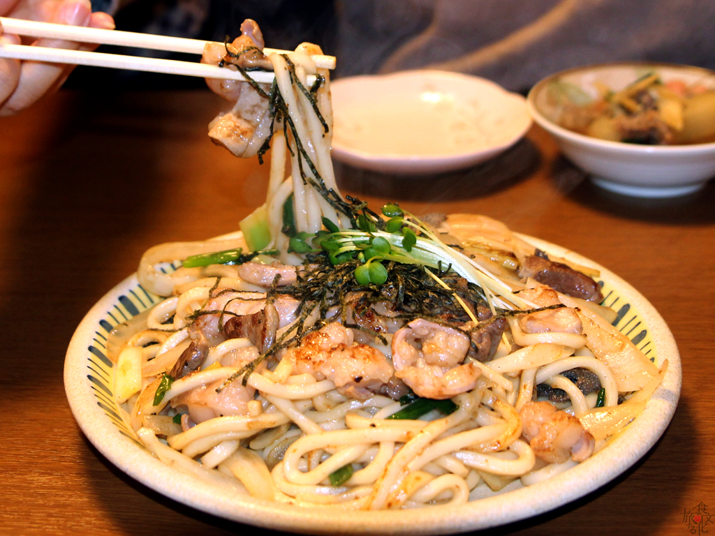 津山のホルモンうどんも和風の味わい