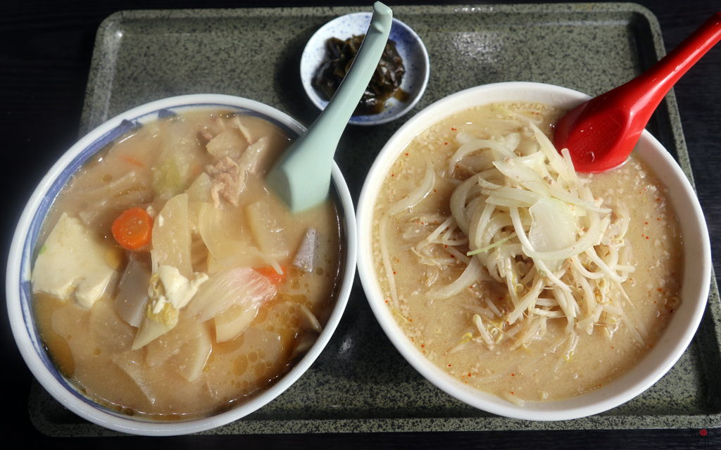 左がとん汁ラーメン、右がみそラーメン　ともに白みそ