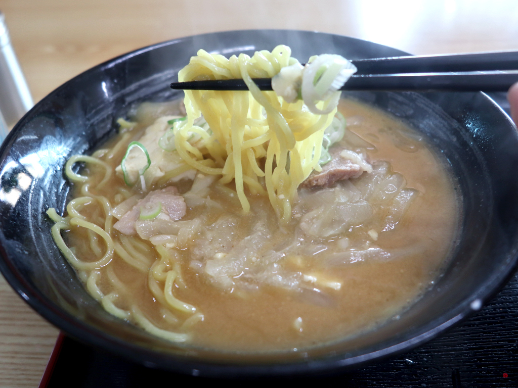 麺はコシのある中太麺