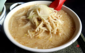 ニンニクのパンチが効いた「食堂ニューミサ」のみそラーメン