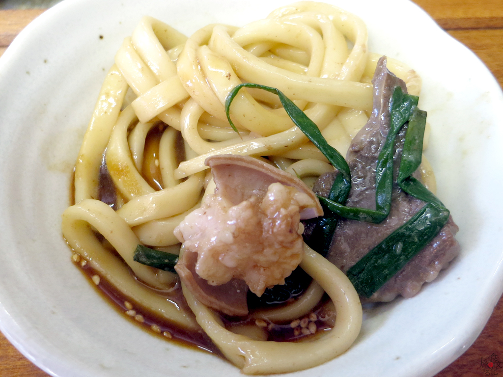 ホルモン焼きのシメにつけだれで食べる佐用のホルモンうどん