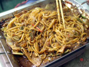 まっしろだったうどんが味噌に染まる