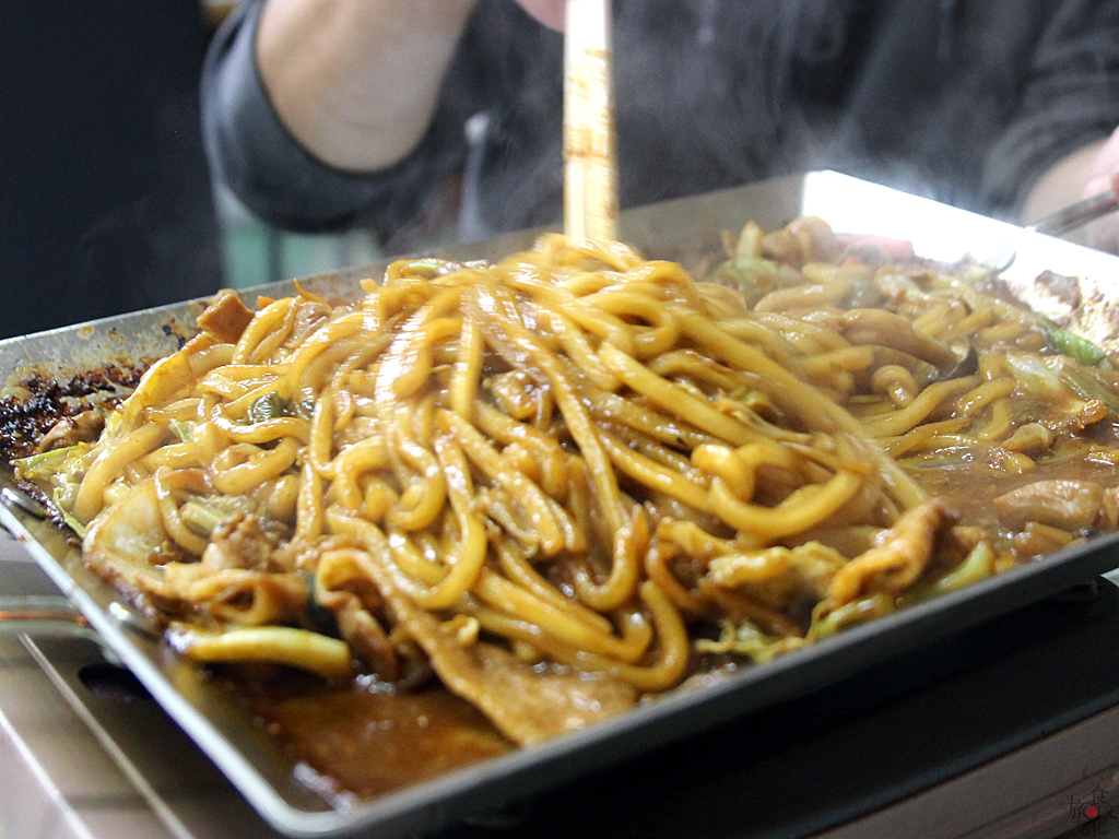 うどんを投入して水分を飛ばす