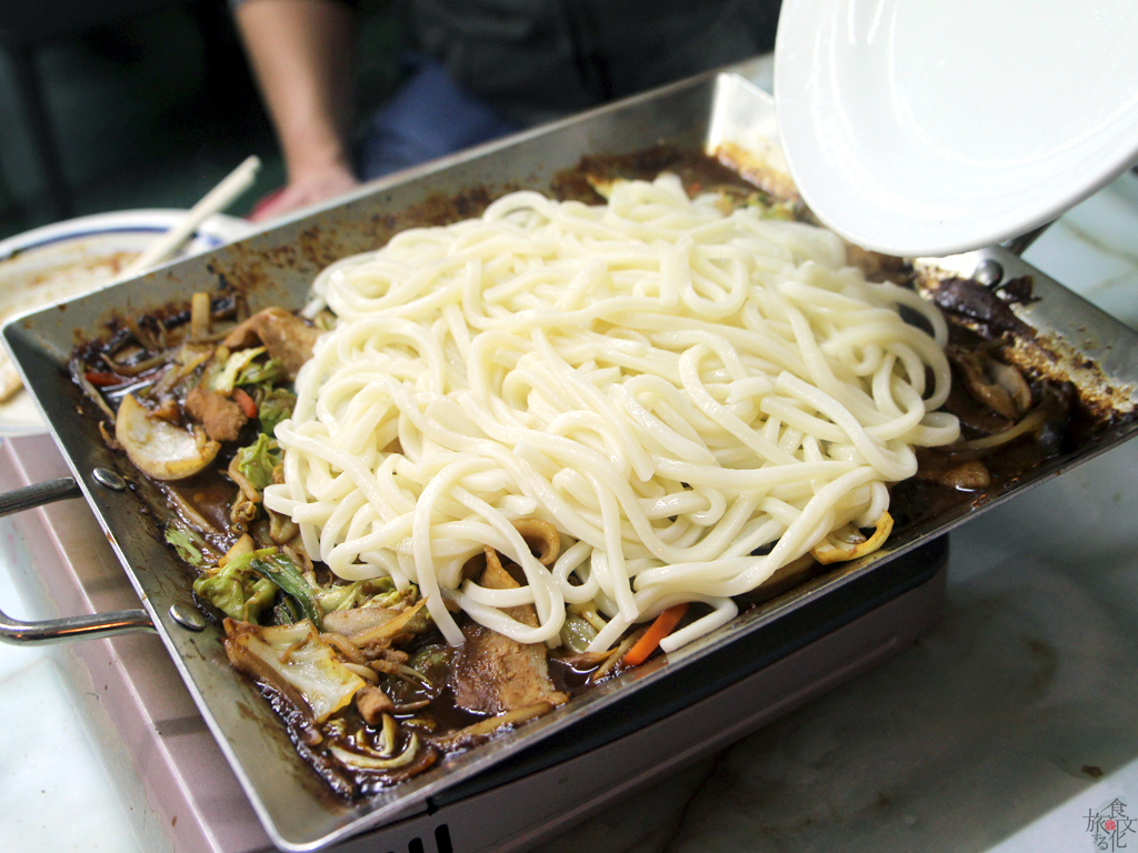 食べ残した肉と野菜にうどんを投入